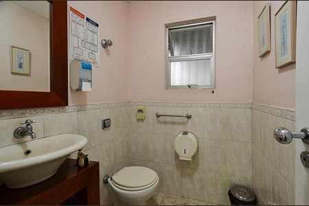 Casa à venda com 300m², 6 quartos e 4 vagas Casa à venda com 300m², 6 quartos e 4 vagasBanheiro Social