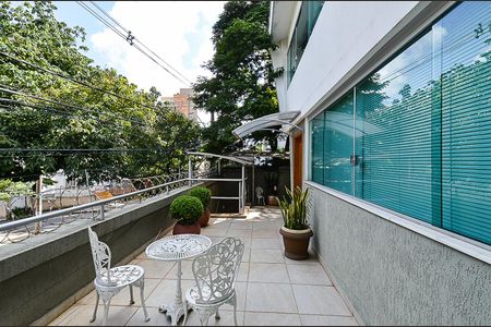 Casa à venda com 300m², 6 quartos e 4 vagas Casa à venda com 300m², 6 quartos e 4 vagasVaranda