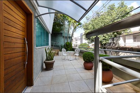 Casa à venda com 300m², 6 quartos e 4 vagas Casa à venda com 300m², 6 quartos e 4 vagasVaranda