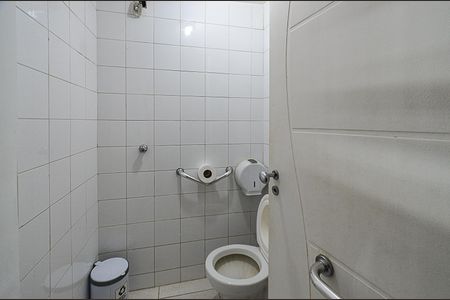 Casa à venda com 300m², 6 quartos e 4 vagas Casa à venda com 300m², 6 quartos e 4 vagasBanheiro 1