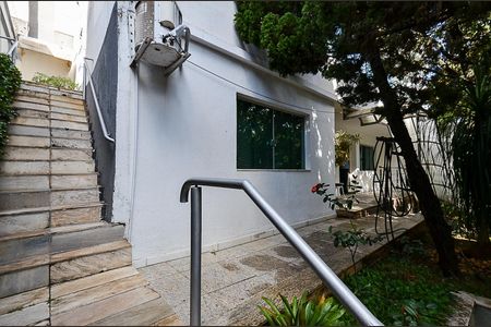 Casa à venda com 300m², 6 quartos e 4 vagas Casa à venda com 300m², 6 quartos e 4 vagasEntrada