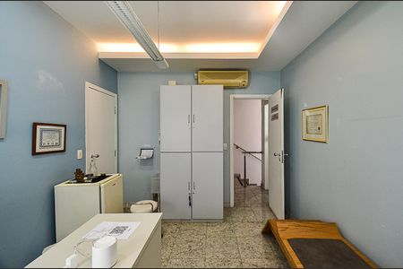 Casa à venda com 300m², 6 quartos e 4 vagas Casa à venda com 300m², 6 quartos e 4 vagasQuarto 5