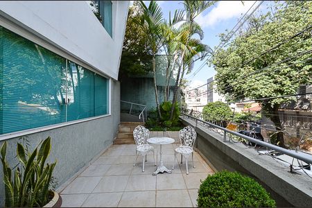 Casa à venda com 300m², 6 quartos e 4 vagas Casa à venda com 300m², 6 quartos e 4 vagasVaranda
