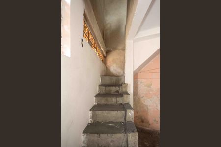 Casa para alugar com 90m², 2 quartos e 1 vagaEscada de entrada