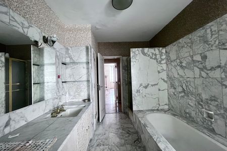 Apartamento à venda com 238m², 3 quartos e 1 vagaBanheiro 2