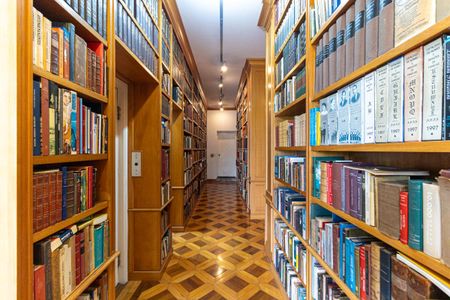 Casa à venda com 1360m², 4 quartos e 7 vagasBiblioteca