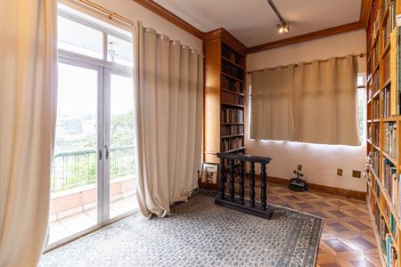 Casa à venda com 1360m², 4 quartos e 7 vagasBiblioteca