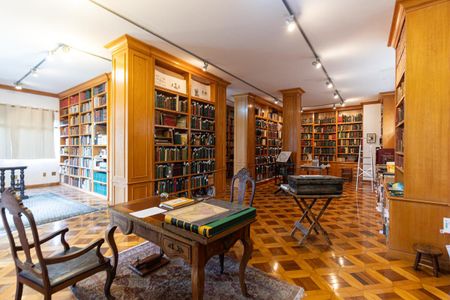 Casa à venda com 1360m², 4 quartos e 7 vagasBiblioteca