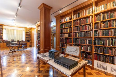 Casa à venda com 1360m², 4 quartos e 7 vagasBiblioteca