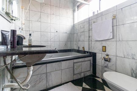 Casa à venda com 1360m², 4 quartos e 7 vagasBanheiro da Suíte 2