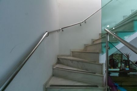 Casa à venda com 134m², 3 quartos e 2 vagas Casa à venda com 134m², 3 quartos e 2 vagasEscada