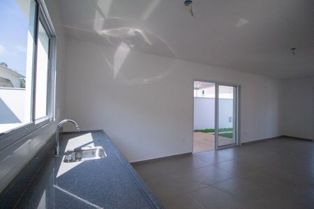 Casa de condomínio para alugar com 115m², 3 quartos e 2 vagasCozinha 