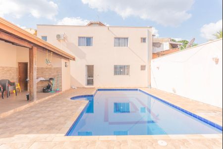 Casa à venda com 600m², 3 quartos e 8 vagasPiscina