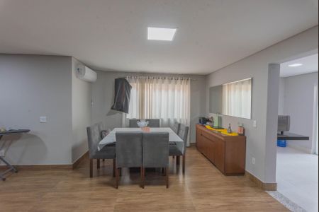 Casa à venda com 600m², 3 quartos e 8 vagasSala