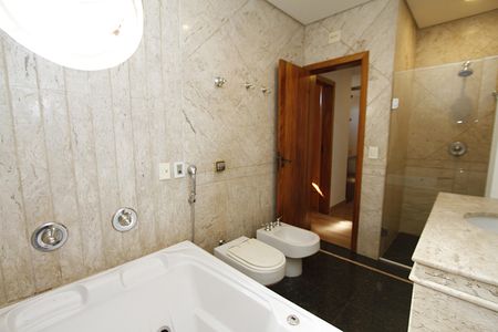 Casa à venda com 294m², 4 quartos e 4 vagasBanheiro do Quarto 3