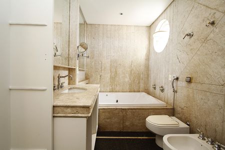 Casa à venda com 294m², 4 quartos e 4 vagasBanheiro do Quarto 3v