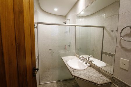 Casa à venda com 294m², 4 quartos e 4 vagasBanheiro do Quarto 4