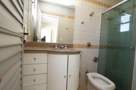 Casa à venda com 294m², 4 quartos e 4 vagasBanheiro de serviço