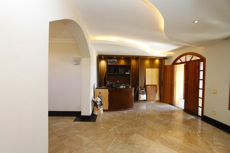 Casa à venda com 294m², 4 quartos e 4 vagasSala