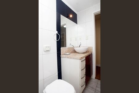 Banheiro de apartamento à venda com 2 quartos, 60m² em Menino Deus, Porto Alegre