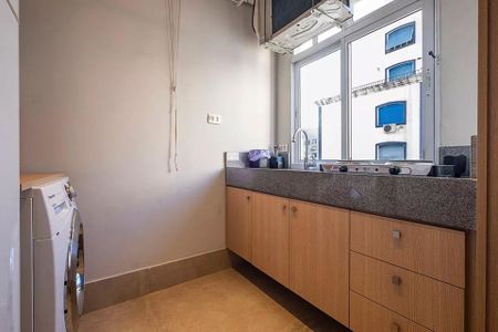 Cozinha com pia e fog. o, com vista para a rua. de kitnet/studio à venda com 2 quartos, 31m² em Cerqueira César, São Paulo