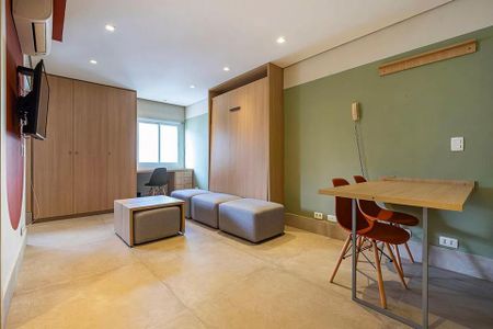 Quarto com mobília simples e iluminação natural, com uma TV e uma mesa para trabalho. de kitnet/studio à venda com 2 quartos, 31m² em Cerqueira César, São Paulo