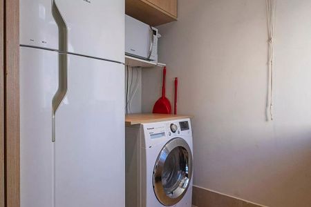 Frigobar e lavadora em uma cozinha simples e bem iluminada. de kitnet/studio à venda com 2 quartos, 31m² em Cerqueira César, São Paulo