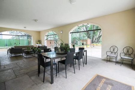 Sala de entrada com mesa e cadeiras, janelas grandes e vista para o jardim. de kitnet/studio à venda com 2 quartos, 31m² em Cerqueira César, São Paulo