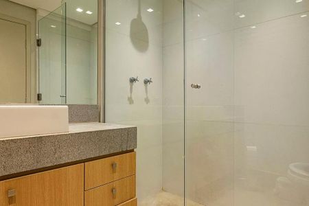 Banheiro com pia e vaso sanitário, com espelho e chuveiro, em ambiente moderno e limpo. de kitnet/studio à venda com 2 quartos, 31m² em Cerqueira César, São Paulo