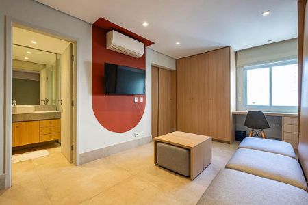Quarto com cama de casal, TV e ar condicionado, com vista para a cidade. de kitnet/studio à venda com 2 quartos, 31m² em Cerqueira César, São Paulo