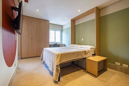 Quarto com cama de casal, TV e móveis simples, com vista para a rua. de kitnet/studio à venda com 2 quartos, 31m² em Cerqueira César, São Paulo