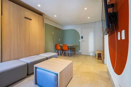 Quarto com cama de casal, mesa e cadeiras, TV e ar condicionado. de kitnet/studio à venda com 2 quartos, 31m² em Cerqueira César, São Paulo