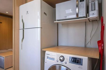 Studio à venda com 31m², 2 quartos e 1 vagaFrigobar, geladeira e microondas em uma cozinha pequena, com iluminação adequada.