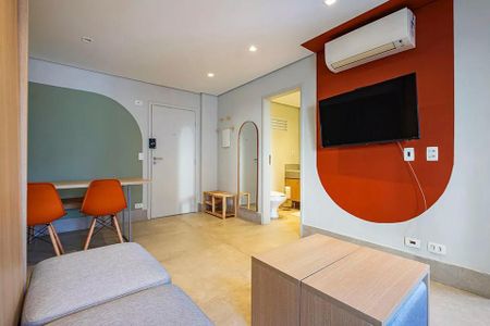 Quarto com cama, mesa e cadeiras, TV e ar condicionado, banheiro e closet. de kitnet/studio à venda com 2 quartos, 31m² em Cerqueira César, São Paulo