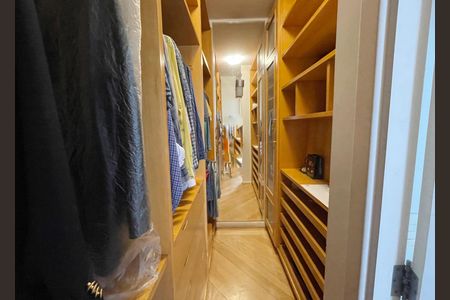 Apartamento à venda com 136m², 3 quartos e 2 vagas Apartamento à venda com 136m², 3 quartos e 2 vagasCloset da suíte