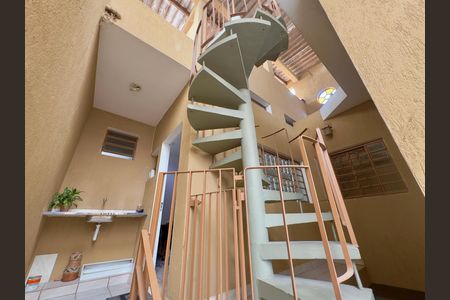 Casa à venda com 133m², 3 quartos e 2 vagas Casa à venda com 133m², 3 quartos e 2 vagasEscada externa