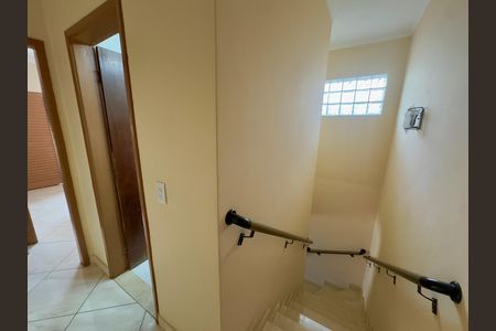 Casa à venda com 133m², 3 quartos e 2 vagas Casa à venda com 133m², 3 quartos e 2 vagasEscada interna