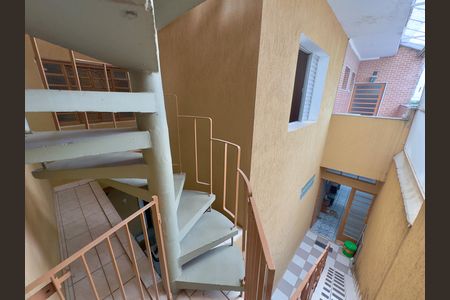 Casa à venda com 133m², 3 quartos e 2 vagas Casa à venda com 133m², 3 quartos e 2 vagasEscada externa
