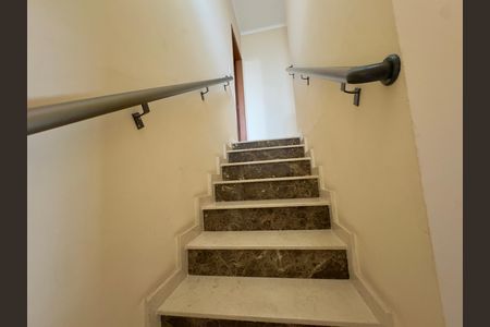 Casa à venda com 133m², 3 quartos e 2 vagas Casa à venda com 133m², 3 quartos e 2 vagasEscada interna