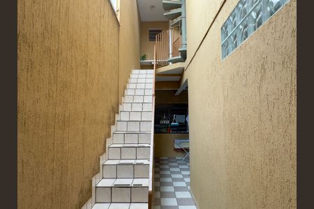 Casa à venda com 133m², 3 quartos e 2 vagas Casa à venda com 133m², 3 quartos e 2 vagasEscada corredor