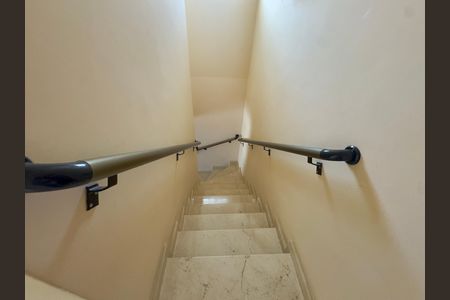 Casa à venda com 133m², 3 quartos e 2 vagas Casa à venda com 133m², 3 quartos e 2 vagasEscada interna
