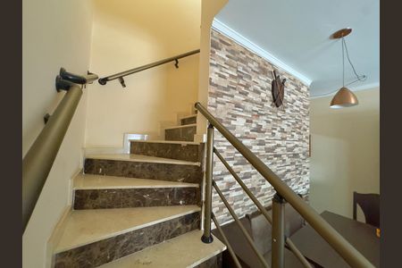 Casa à venda com 133m², 3 quartos e 2 vagas Casa à venda com 133m², 3 quartos e 2 vagasEscada interna