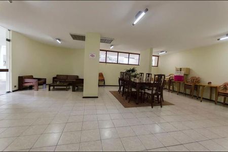 Sala de estar com móveis de madeira e iluminação adequada. de apartamento à venda com 4 quartos, 105m² em Cerqueira César, São Paulo