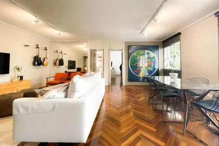 Sala de estar com móveis modernos e decoração minimalista, com uma grande pintura em destaque. de apartamento à venda com 4 quartos, 105m² em Cerqueira César, São Paulo