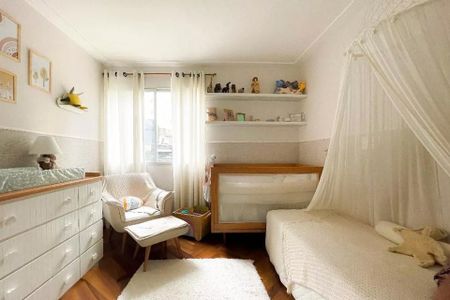 Quarto infantil com cama de dúzia e móveis brancos, iluminado por luz natural. de apartamento à venda com 4 quartos, 105m² em Cerqueira César, São Paulo