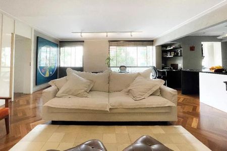 Sala de estar com sofá, mesa e cadeiras, janela grande e pintura na parede. de apartamento à venda com 4 quartos, 105m² em Cerqueira César, São Paulo