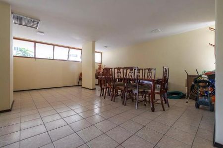 Sala com mesa e cadeiras, com iluminação natural e equipamentos de limpeza. de apartamento à venda com 4 quartos, 105m² em Cerqueira César, São Paulo