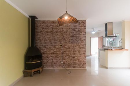 Sala de casa de condomínio para alugar com 3 quartos, 100m² em Jardim Lazzareschi, Mogi das Cruzes