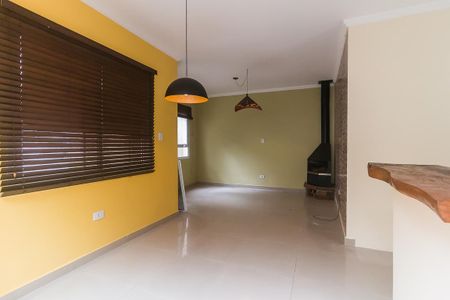 Sala de casa de condomínio para alugar com 3 quartos, 100m² em Jardim Lazzareschi, Mogi das Cruzes