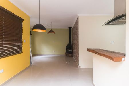 Sala de casa de condomínio para alugar com 3 quartos, 100m² em Jardim Lazzareschi, Mogi das Cruzes